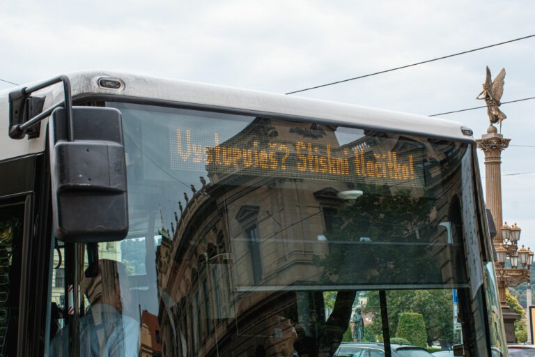 Všechny autobusové a trolejbusové zastávky budou od 29. 6. 2024 na znamení