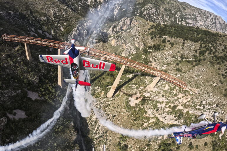 Český Flying Bulls Aerobatics Team má další světové prvenství