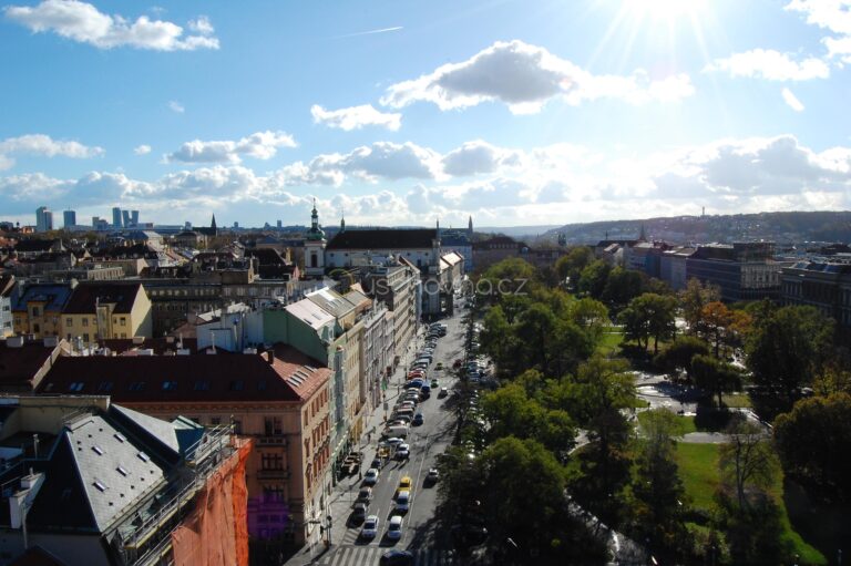 Jarní novoměstský pohled na stověžatou Prahu